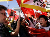 支持藏独人士和支持中国的示威者对骂