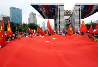 韩国华人玩得大：巨型国旗、横幅迎圣火