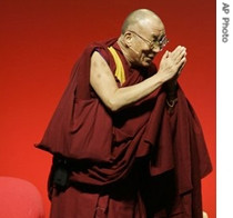达赖喇嘛向研讨会人士致意