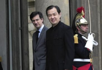 中国驻法新大使孔泉一袭中山装递交国书
