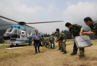 空军士兵徒手刨 92小时救出8000余人