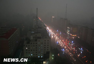 北京遭罕见强雷雨天气 早9点一片黑暗