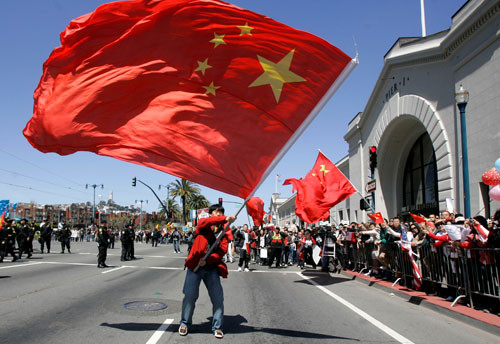 海外华人挥舞五星红旗