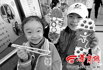 七岁女童发明“易学筷”老外用筷也不难