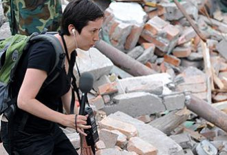 汶川废墟上忙着采访的外国媒体记者