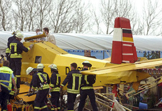 德国航空表演飞机撞入人群致1人死亡