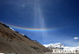 奥运圣火登顶世界之巅 珠峰现美丽彩虹