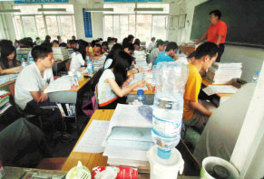 绵阳中学四千师生复课 课桌上放倒置水瓶