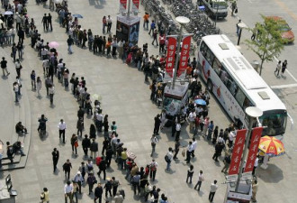 中国一定强！北京街头排队捐血的人们