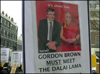 伦敦示威中的牌子，上书布朗必须见达赖喇嘛（17/03/2008）