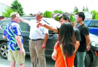 两华裔女工6月14日雨夜过马路被撞身亡