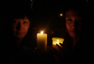 50名留学生：为地震死难者点燃长明灯