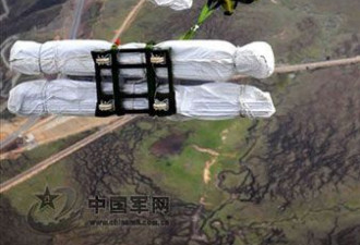 地面抓拍中国军队15勇士跳伞着陆瞬间