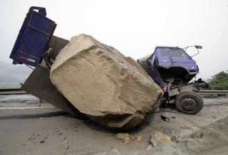 震撼！来瞧瞧这些地震灾区遭难的汽车