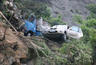 震撼！来瞧瞧这些地震灾区遭难的汽车