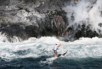 摄影师拍下冲浪运动员面对火山爆发画面