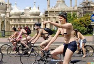 裸体骑自行车游行：不要石油也不要衣服