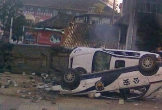 贵州瓮安县打砸事件中数十辆车焚毁