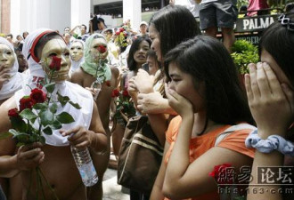 学生集体裸奔庆祝建校百年，女生尖叫