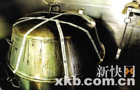 制作北京烤鸭的烤炉被英执法人员贴上封条。