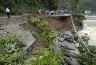 湖北300多条河流发山洪 10万人转移