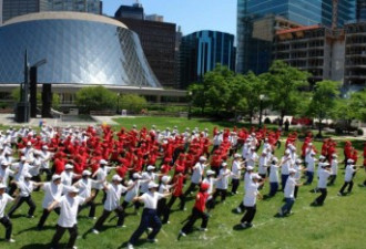 三百名太极拳爱好者庆祝加拿大国庆