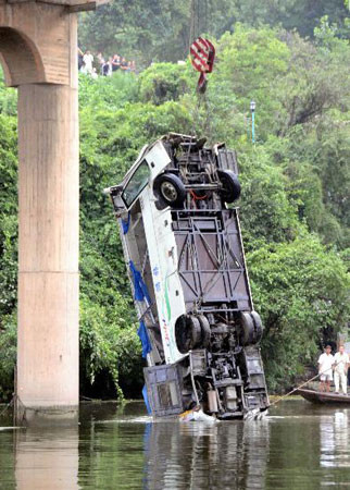 湖北宜昌旅游车坠河5人死亡4人失踪(组图)