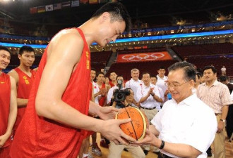 温家宝总理姚明面前玩篮球 连投五球