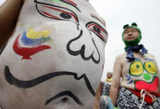 日本举行“肚脐眼”节 肚皮涂彩色图案
