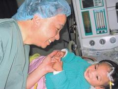 黄家海医生在上饶为一名18个月大的女童做手术
