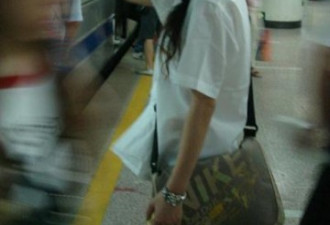 上班族的痛！北京女孩挤地铁的经历
