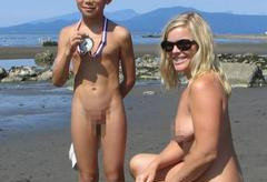 世界日报：温哥华天体海滩 百人裸跑