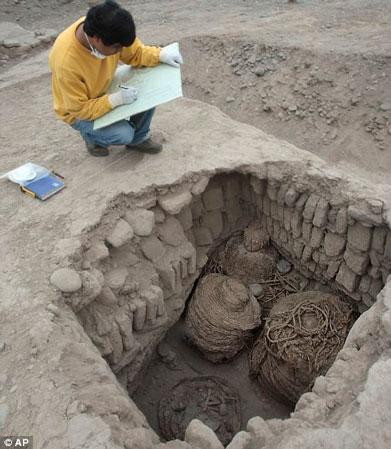 秘鲁出土1300年前带蓝眼面具女性木乃伊(图)