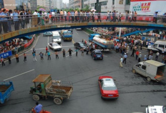 湖南吉首群众上街示威 与武警发生冲突