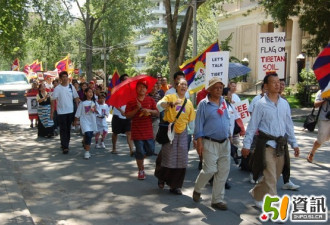 快讯：藏人团体在总领馆门前举行示威