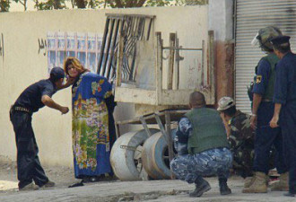 伊拉克少女身绑着大量炸药被警方示众