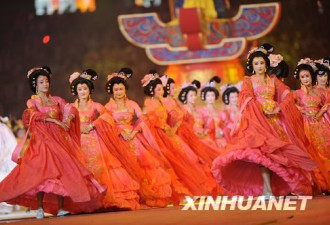 开幕式花絮：宫女儒生竟穿时尚帆布鞋
