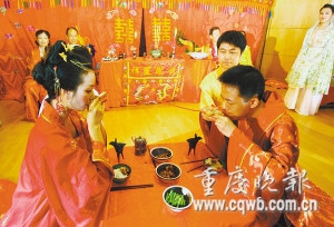 新人热爱传统文化举办隆重汉代婚礼(图)