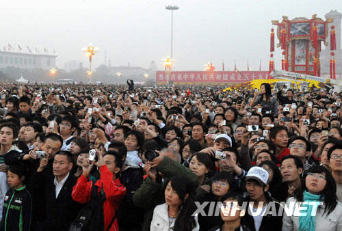 19万民众现场观看天安门广场升旗仪式(组图)