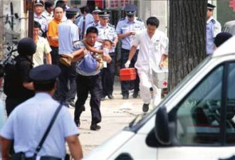 北京男子竟持砖头劫公交 与警方对峙