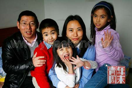 回国后的贺梅（右一）与父亲贺绍强、母亲罗秦以及弟妹的合影