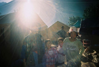 50位汶川村民用傻瓜相机拍下灾后生活