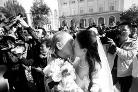 吴介琴老人当众热情地拥吻了蒋晓辉