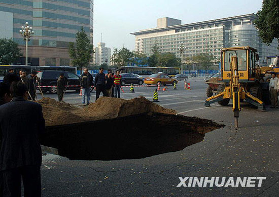 北京长安街西单路口发生约30平米路面沉陷