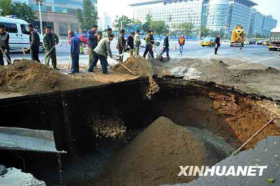 北京长安街西单路口发生约30平米路面沉陷