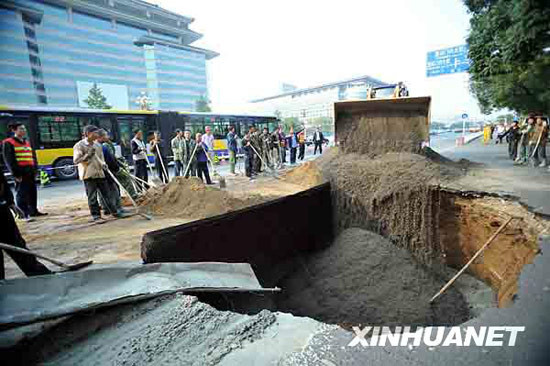 北京长安街西单路口发生约30平米路面沉陷