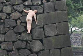 日本皇宫再遭“骚扰” 裸男跳入护城河