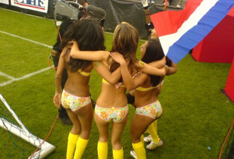 荷兰女足首创比基尼赛 丰乳令球迷疯狂