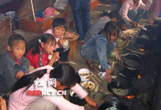 让人心酸 看看云南山村小学生的自助餐