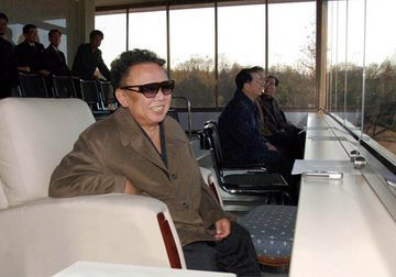 朝鲜媒体公开金正日观看足球赛照片(图)